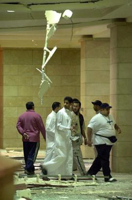 capt.1048906213.war_kuwait_explosion_xws104